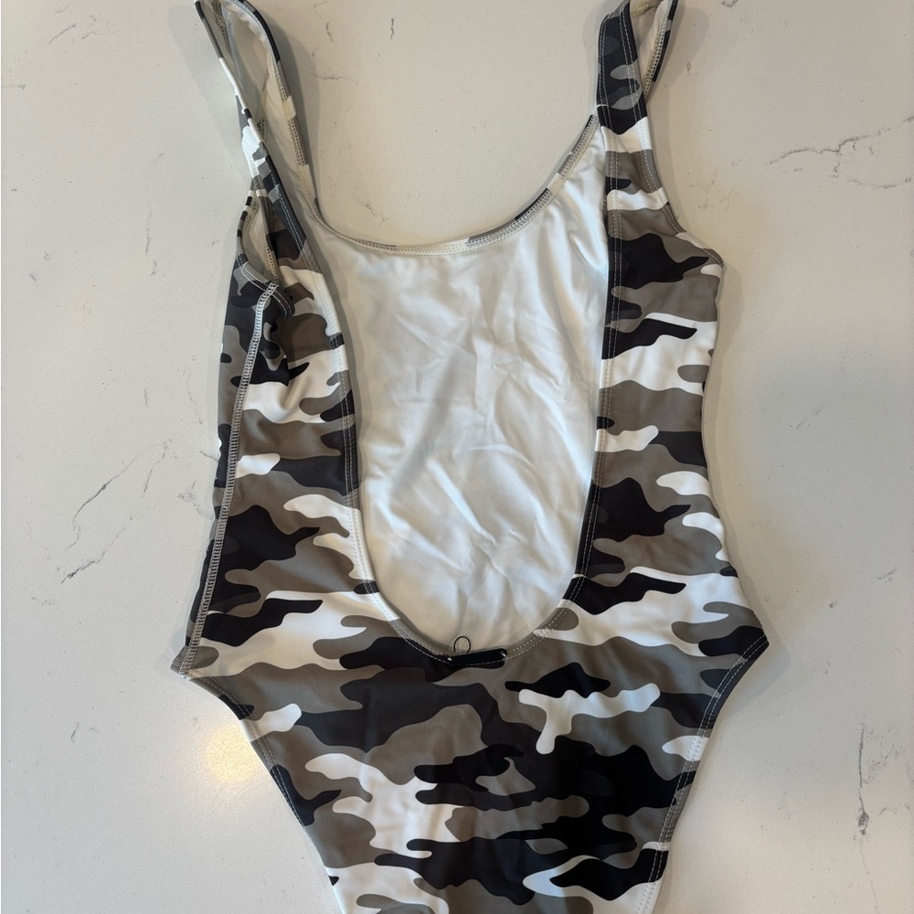 NEW Kendall + Kylie Camo One Piece Swimsuit XS High Cut Low Back - Picture 5 of 9
